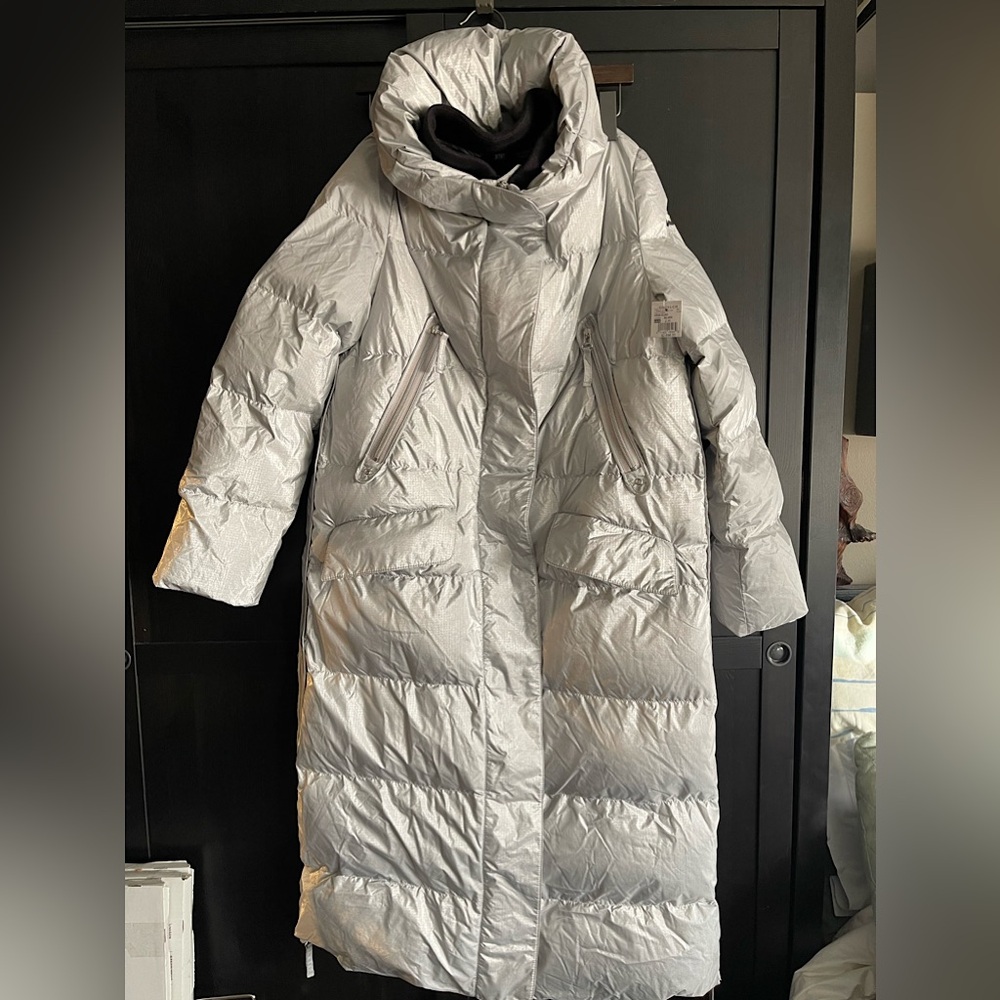 NWT MSRP $2,698 Women’s “Gorsuch Vega Glam” Maxi Silver Puffer Jacket Size 2-M